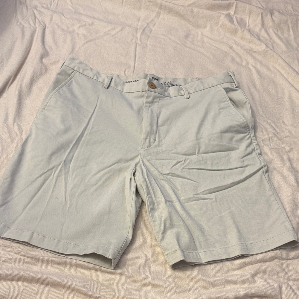 Izod Men's Light Beige Flat Front Shorts 34 9.5 Inseam